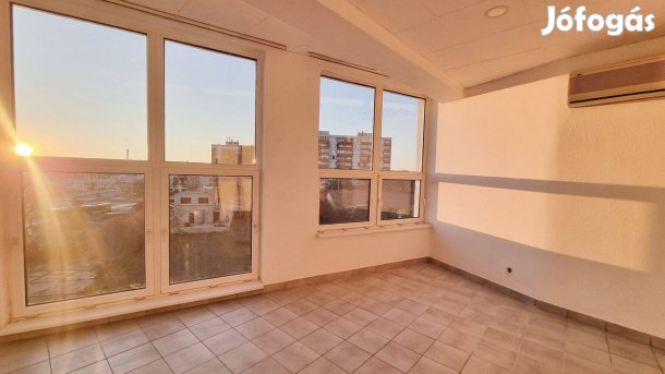 Eladó panorámás üzlethelyiség az Univerzum Üzletházban