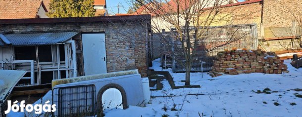 Eladó parasztház rész udvarral