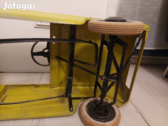 Eladó pedálos lemez autó