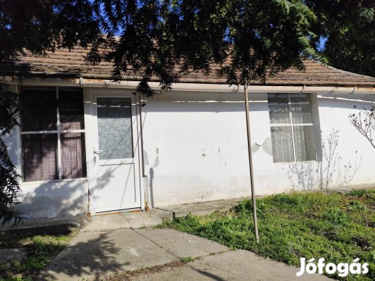 Eladó pici házikó a tavak városában!