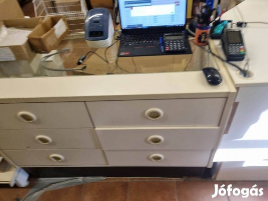 Eladó pult fiókos fából