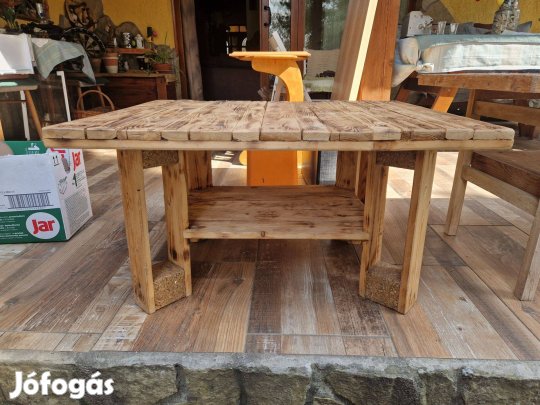 Eladó raklapasztalok