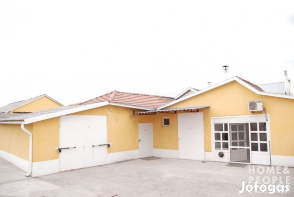 Eladó raktár Solton!