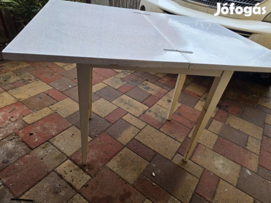 Eladó régi fajta kinyitható fa asztal