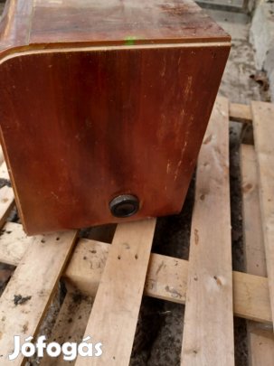 Eladó régi rádiók.