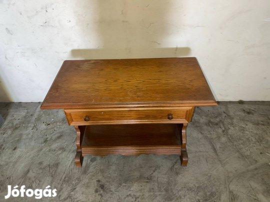 Eladó régi stílusú dohányzóasztal/kisasztal