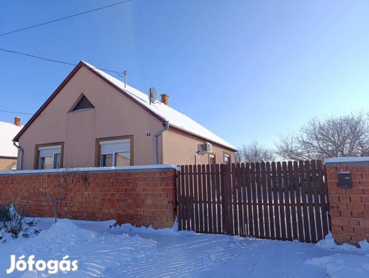 Eladó rendezett, tágas családi ház