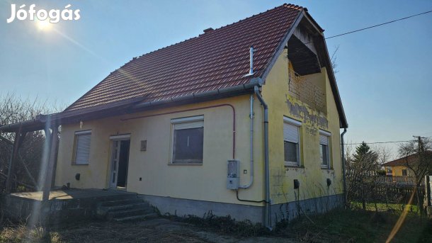 Eladó részben felújított, részben felújítandó családi ház Alattyánon!