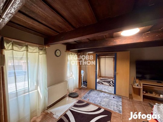 Eladó részben felújított ház Cegléd frekventált helyén