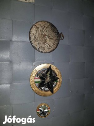 Eladó retro szocreál gombok, kitűzők