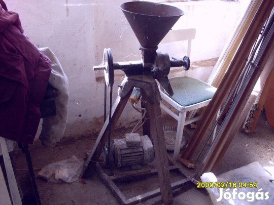Eladó retro terménydaráló