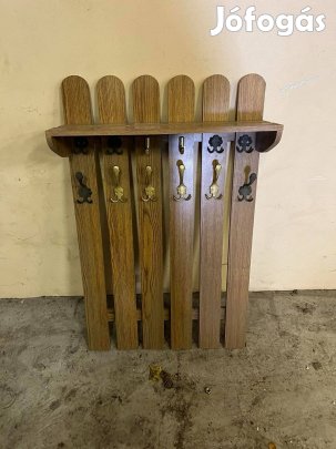 Eladó rusztikus előszoba fal kalaptartóval