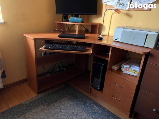 Eladó sarok íróasztal 100*136 méretben