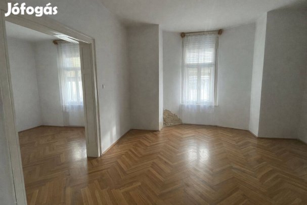 Eladó sokoldalúan hasznosítható földszinti ingatlan Mozsgó központjába