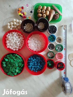 Eladó sokszínű és fehér hamis gyöngy gyerekeknek Zalaegerszegen