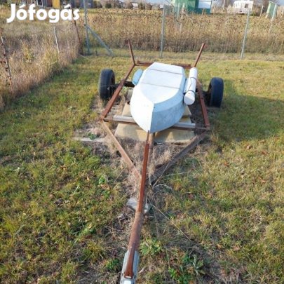 Eladó sólyakocsi, csónakszállító