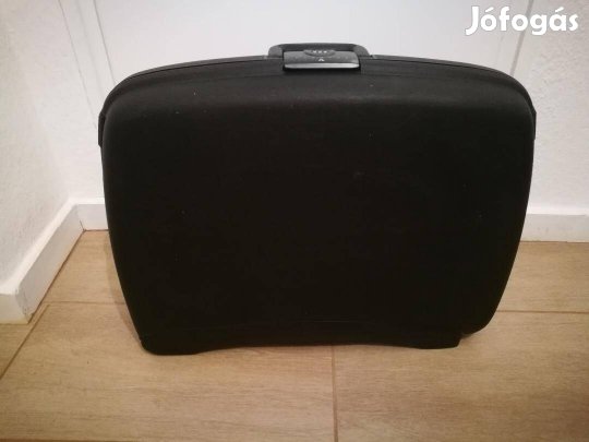 Eladó számzáras gurulós fekete műanyag bőrönd