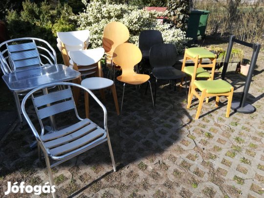Eladó székek, kordon oszlopok, asztal