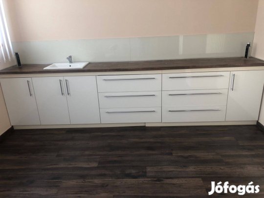 Eladó szekrény