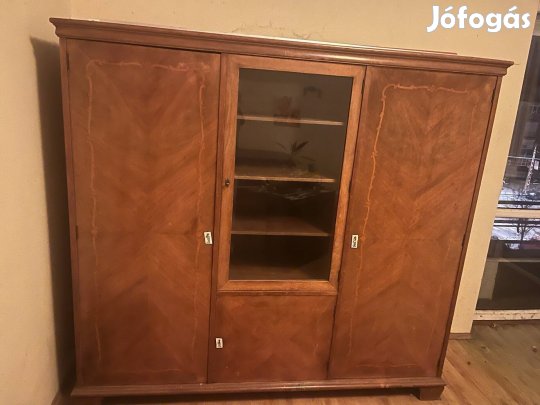 Eladó szekrény