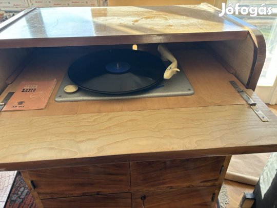 Eladó szekrényes lemezjátszó