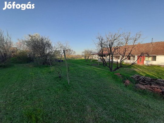 Eladó széles 2000 nm telek + vályogház Biharkeresztesen