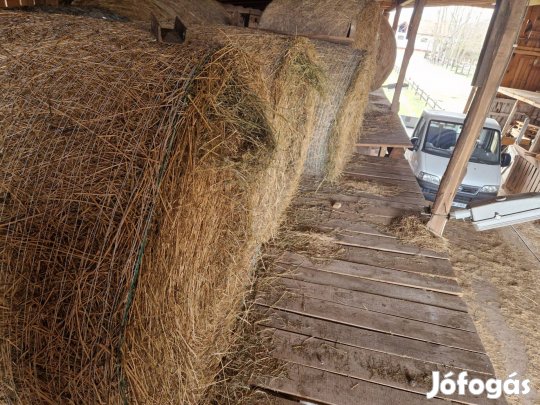 Eladó széna bálák