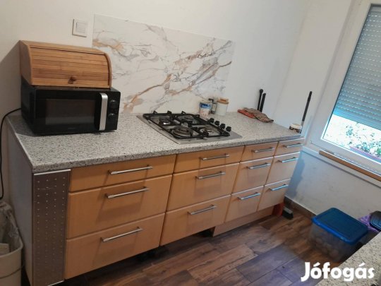 Eladó szép állapotú, teljesen gépesített DAN konyhabútor.