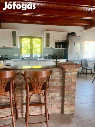 Eladó szép állapotú házrész Pilisborosjenőn nagy családosoknak is!