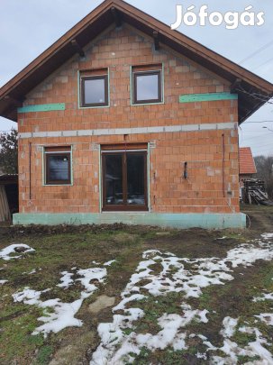 Eladó szerkezetkész családiház Baktóban