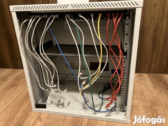 Eladó szerver ház