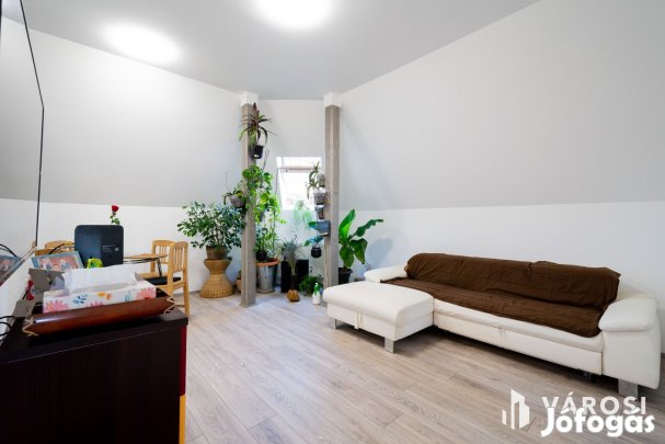 Eladó szinte új lakás Gödön: nappali + 2 háló + 2 autóbeálló