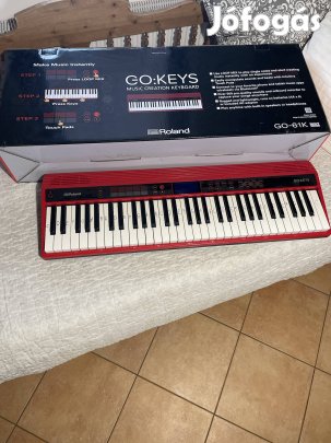 Eladó szintetizátor