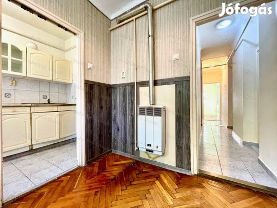 Eladó szolnokon a Meder utcában egy 77 m2-es 2+1 szobás lakás.