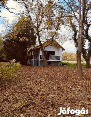 Eladó szomszédmentes hétvégi ház Becsehelyen