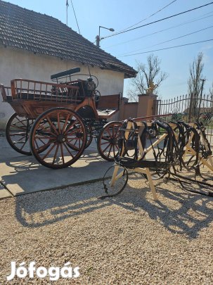 Eladó társas hintó