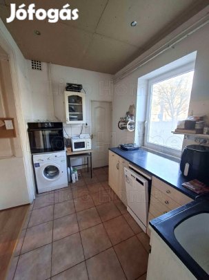 Eladó társasházi lakás