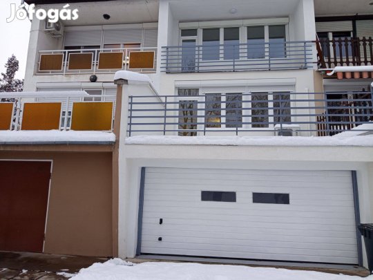 Eladó társasházi lakás Dupla garázssal zöldterülettel