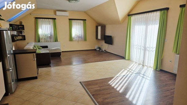 Eladó tégla lakás az Olaj utcában, garázzsal és plusz parkolóhellyel