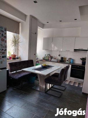 Eladó tégla lakás első emeleti, zárt udvarban parkolással!