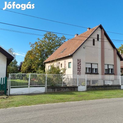Eladó téglaépítésű családi ház Izsákon,