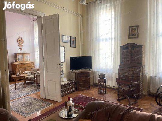 Eladó téglalakás, Baja