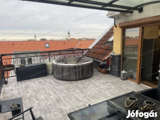 Eladó téglalakás, Baja