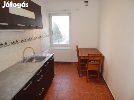 Eladó téglalakás, Esztergom-Kertváros