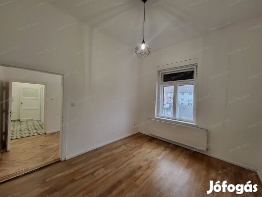 Eladó téglalakás, Győr