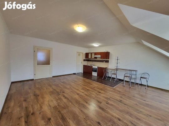 Eladó téglalakás, Győr