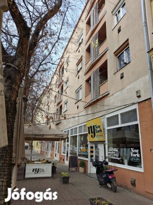 Eladó téglalakás, Szolnok