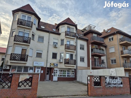 Eladó téglalakás, Szolnok