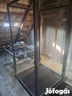 Eladó teher és személyszállító lift 
