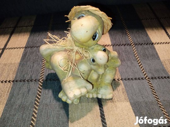 Eladó teknős szalma kalapban